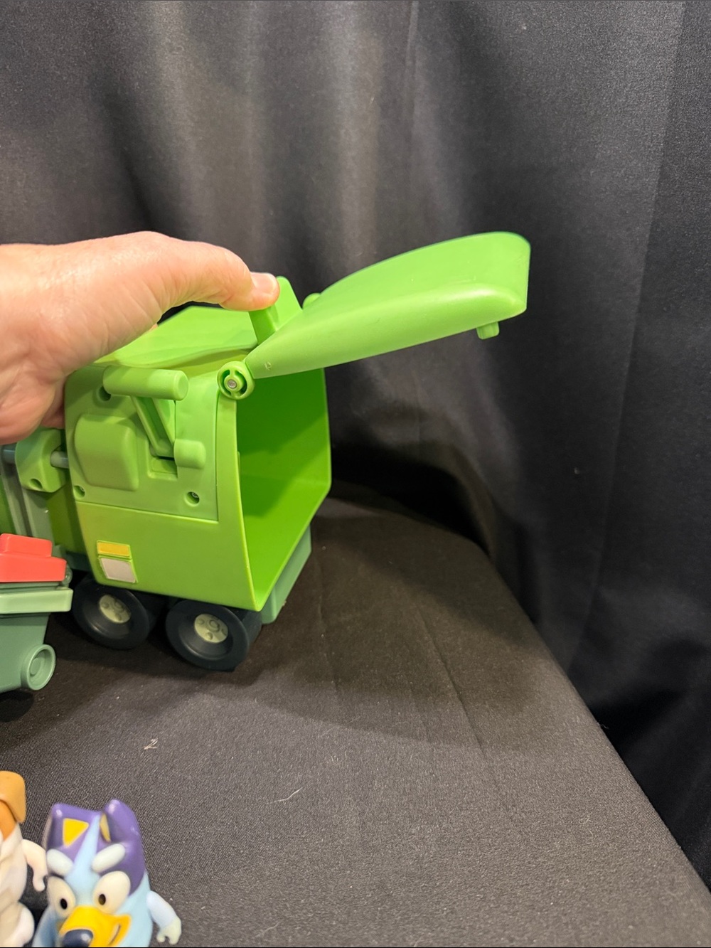 Bluey Garbage Truck & Bus~6 Figures - Picture 8 of 9